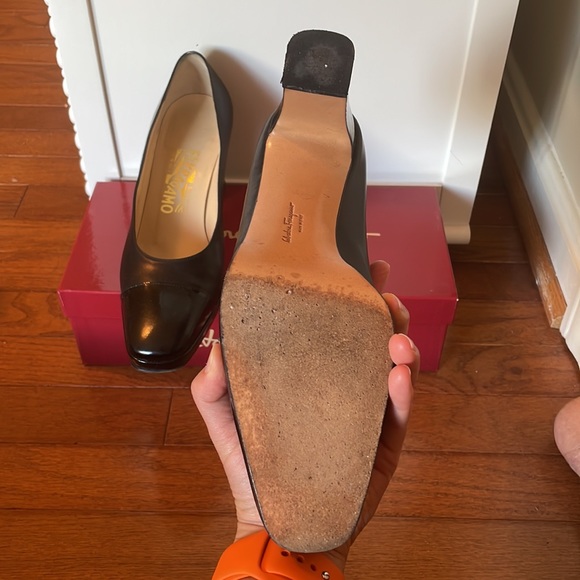 Salvatore Ferragamo black smooth and patent leather platform pump size 8 - Picture 7 of 9